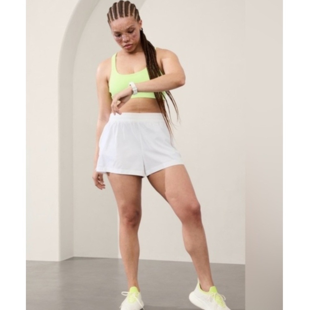 Athleta Hit Your Stride Run Short White Featherweight Stretch 825599-01-2 Small